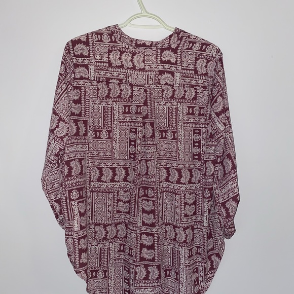 Lush 3/4 sleeve v-neck blouse - Picture 2 of 2